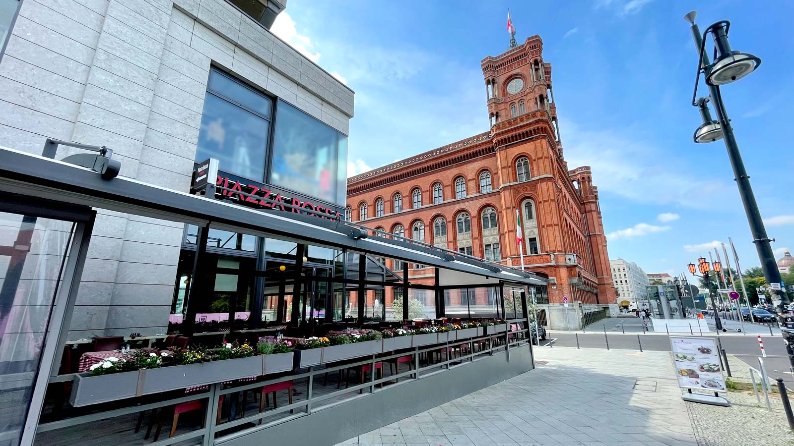 Piazza Rossa am Roten Rathaus Berlin italienisches Restaurant mit Sonnenterrasse und traditionellen Gerichten